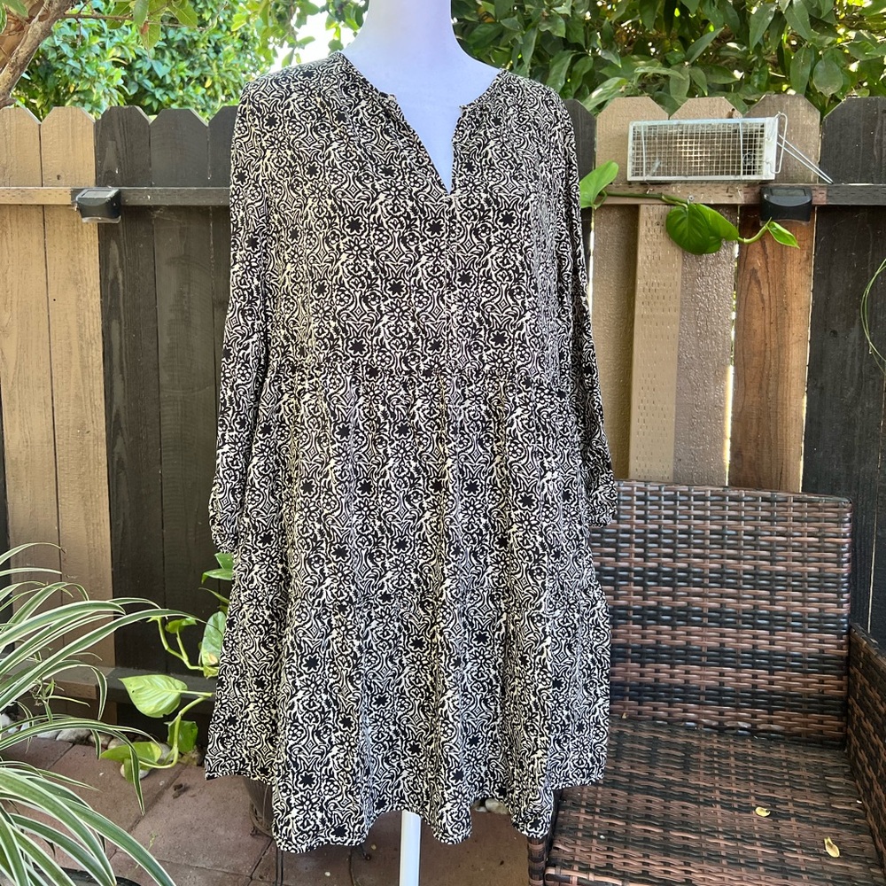 Black and white long sleeve dress